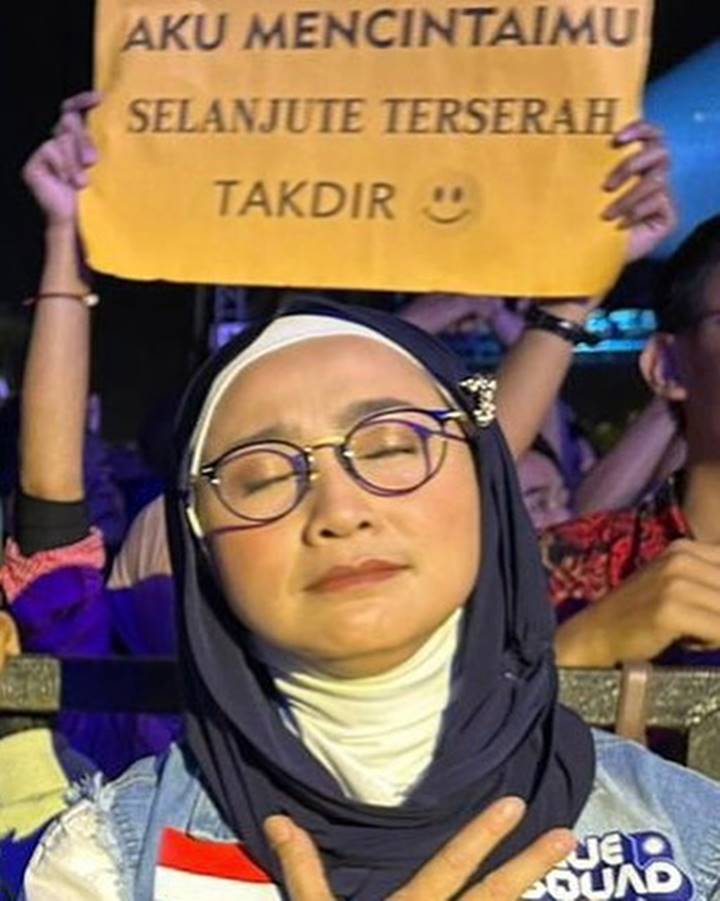 Desy Ratnasari 
