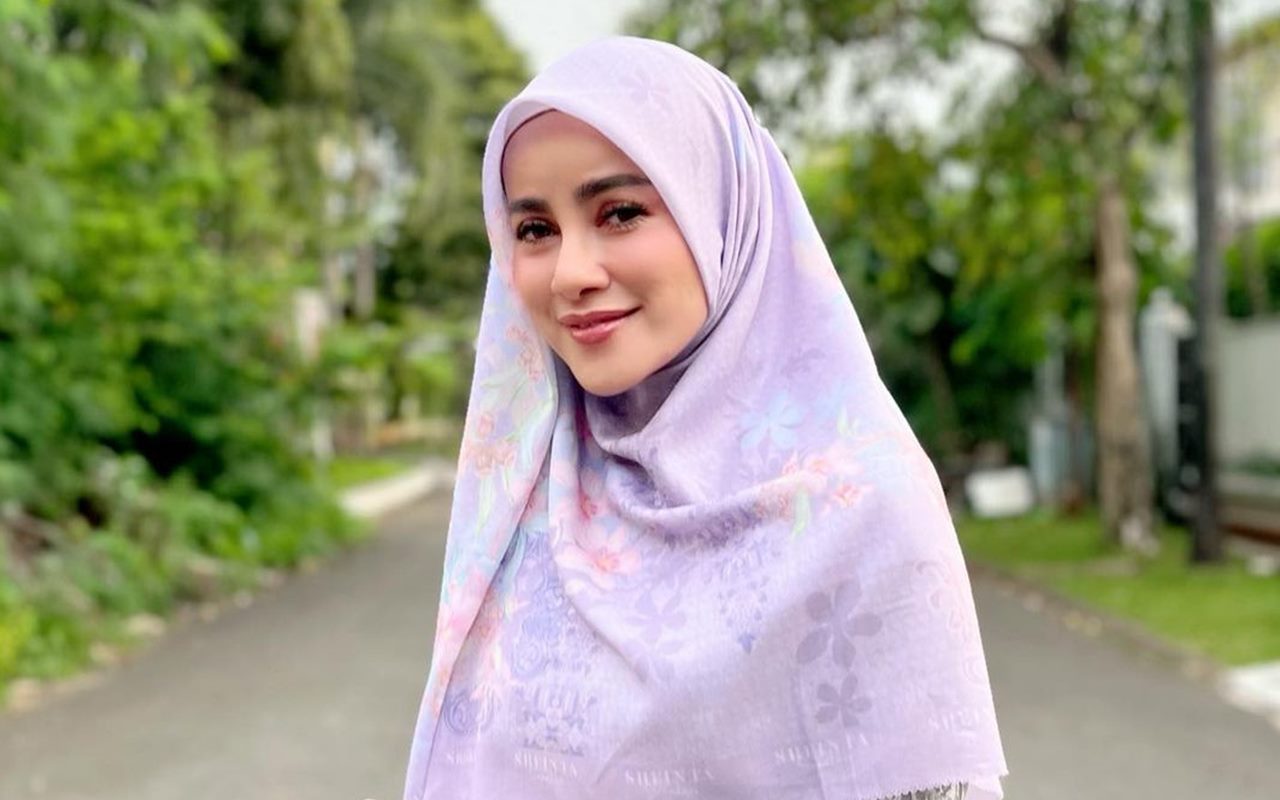 Olla Ramlan Tampil Cetar Pakai Gaun Ketat dengan Gaya Hijab Beda Dari Biasa Biarkan Rambut Ngintip