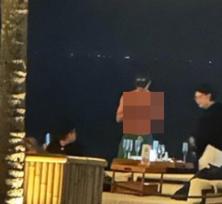 Beredar Foto Gong Yoo Santai di Beach Club Bali, Fans Heboh