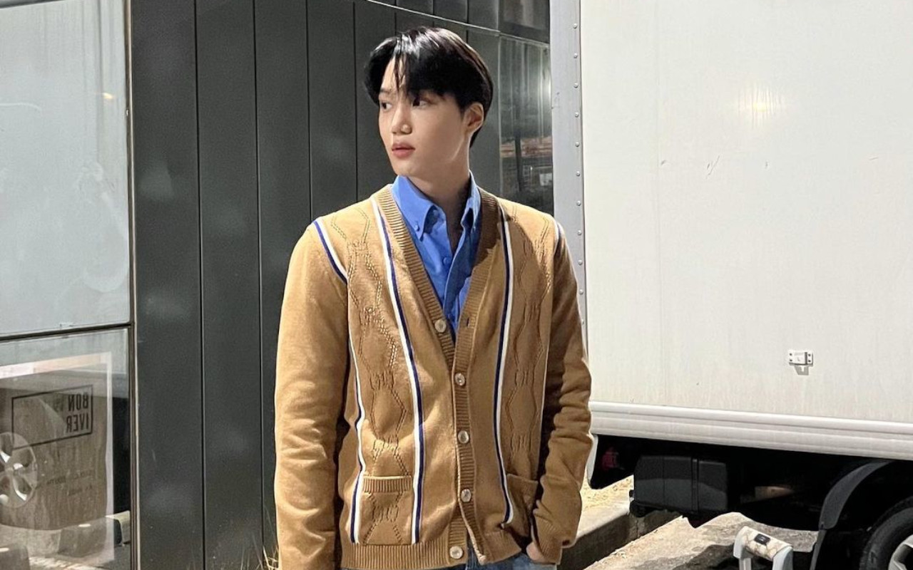 Kai EXO Mampir di Kafe Kakak Sambil Pamer Rambut Gundul Jelang Daftar Wamil