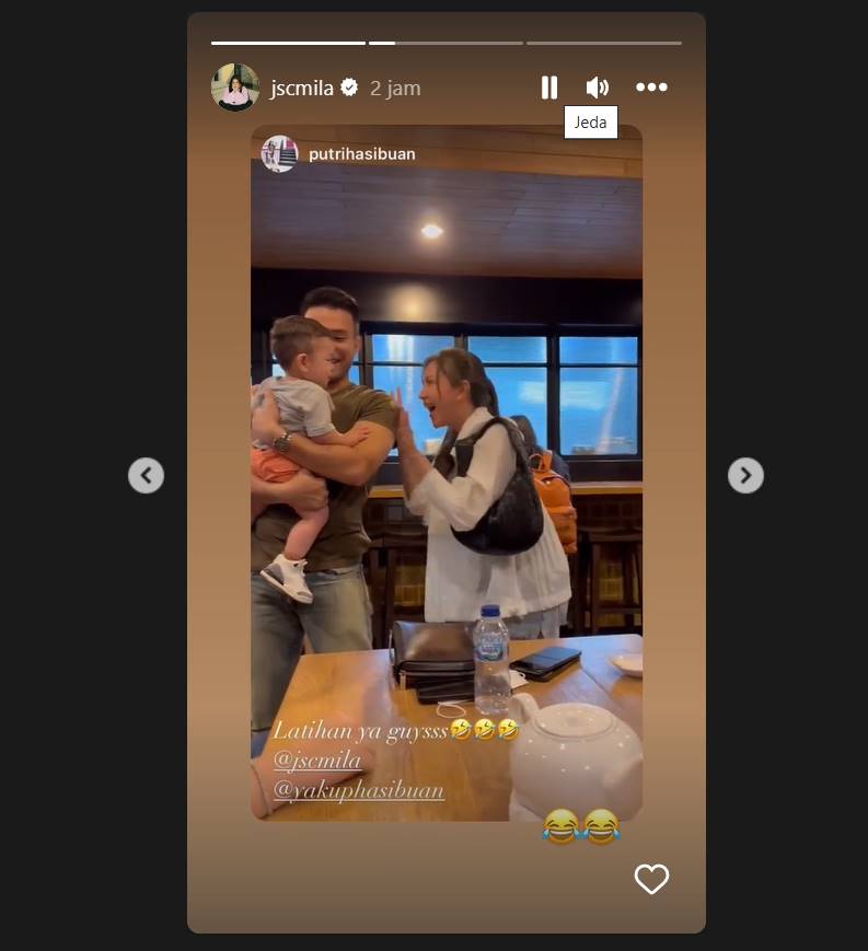 Jessica Mila dan sang suami bermain dengan bayi