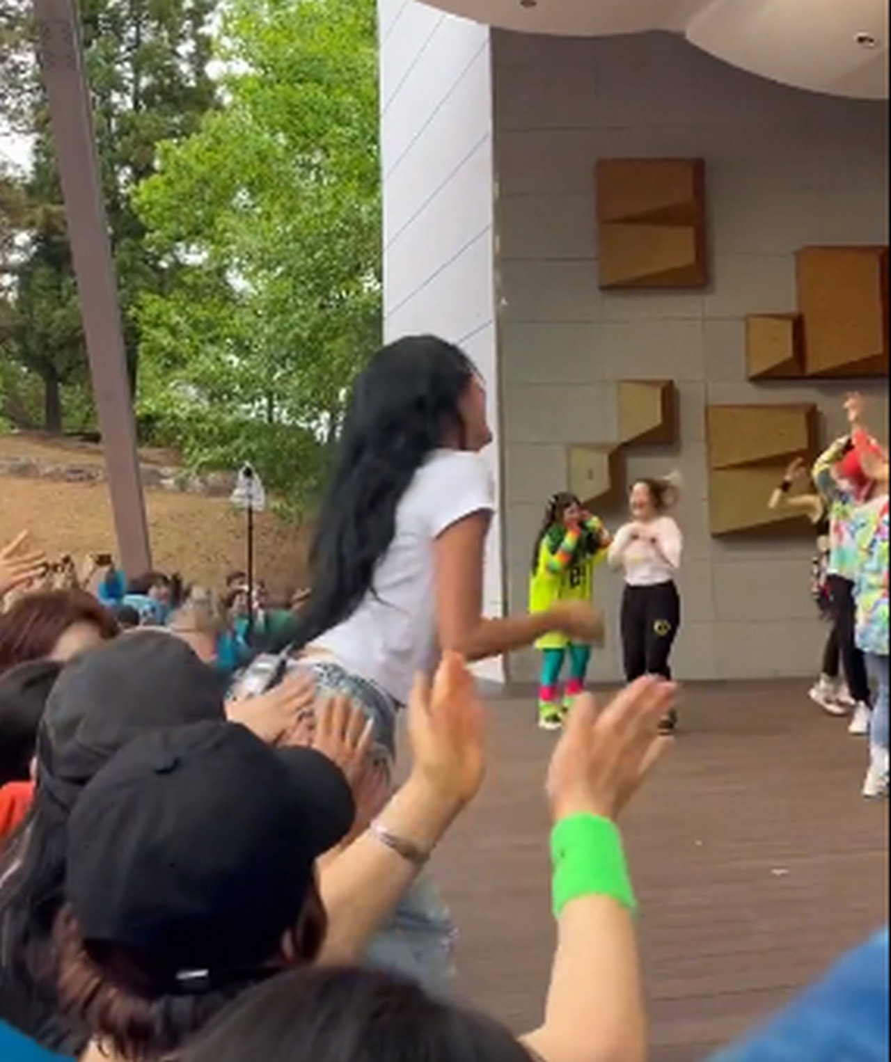 Hwasa Bikin Heboh Usai Pantatnya Disentuh Penggemar di \'The Dancing Wanderers\'
