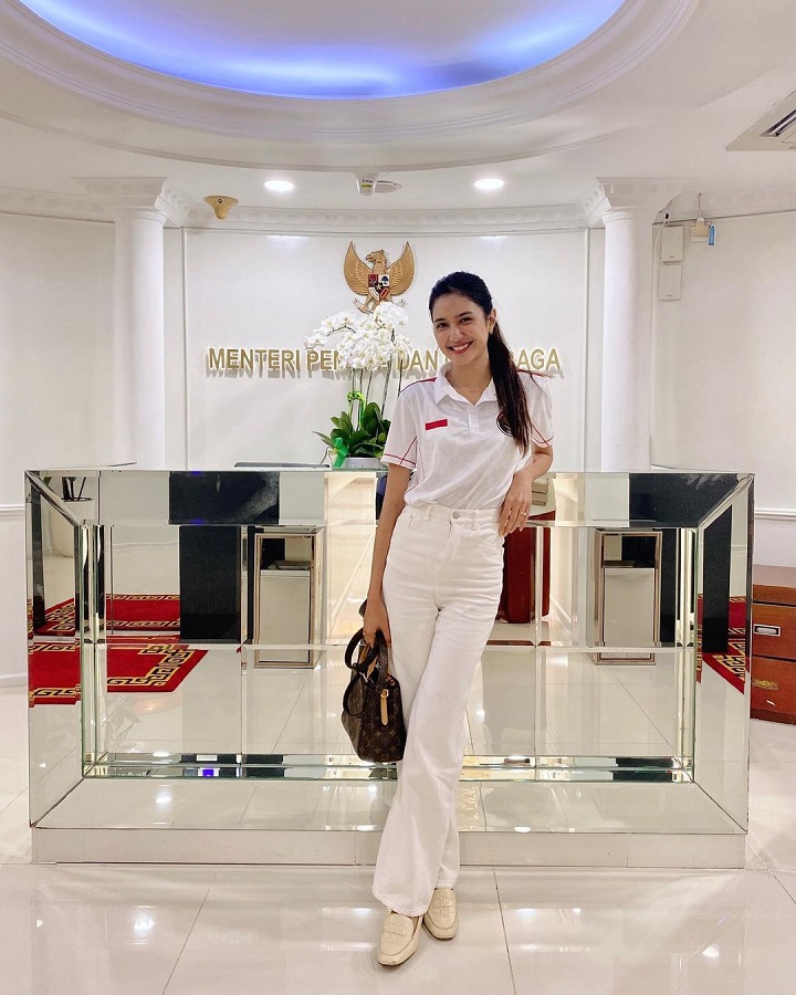 Pakai Outfit Simpel Namun Catchy