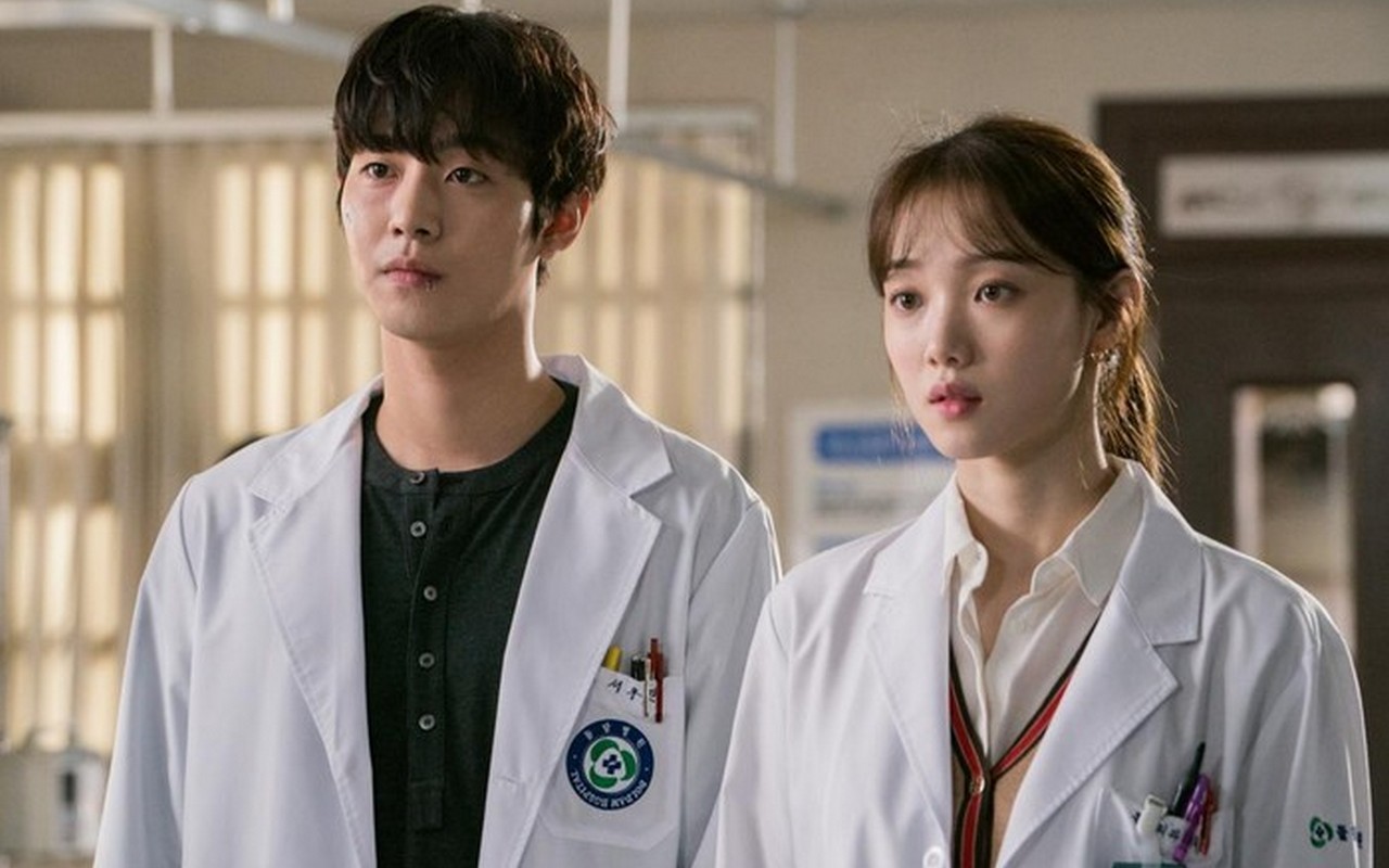 Adegan Romantis Ahn Hyo Seop-Lee Sung Kyung Dianggap Tak Pas Di Tengah Krisis 'Dr Romantic 3'