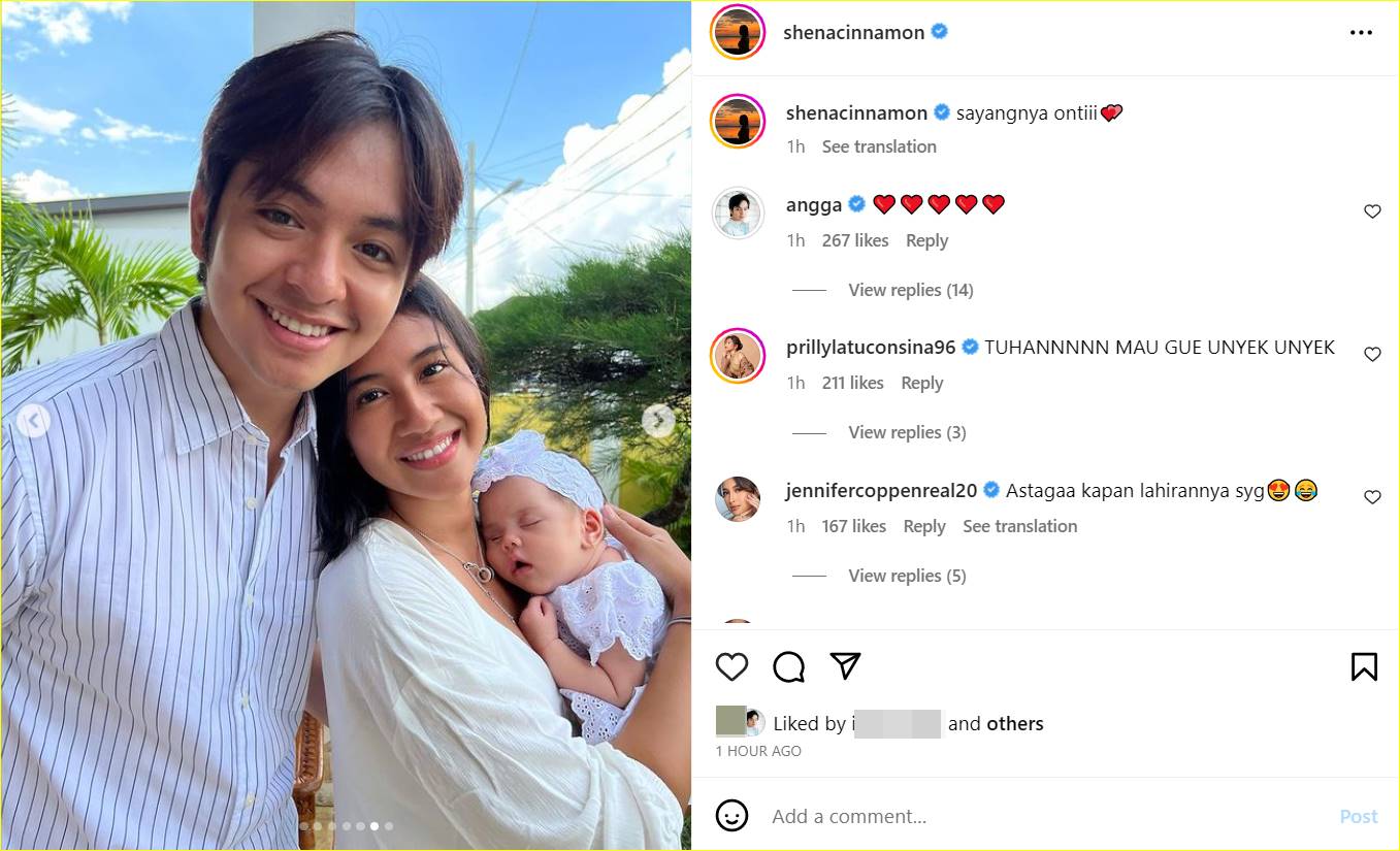 Angga Yunanda dan Shenina Cinnamon foto bersama dengan bayi