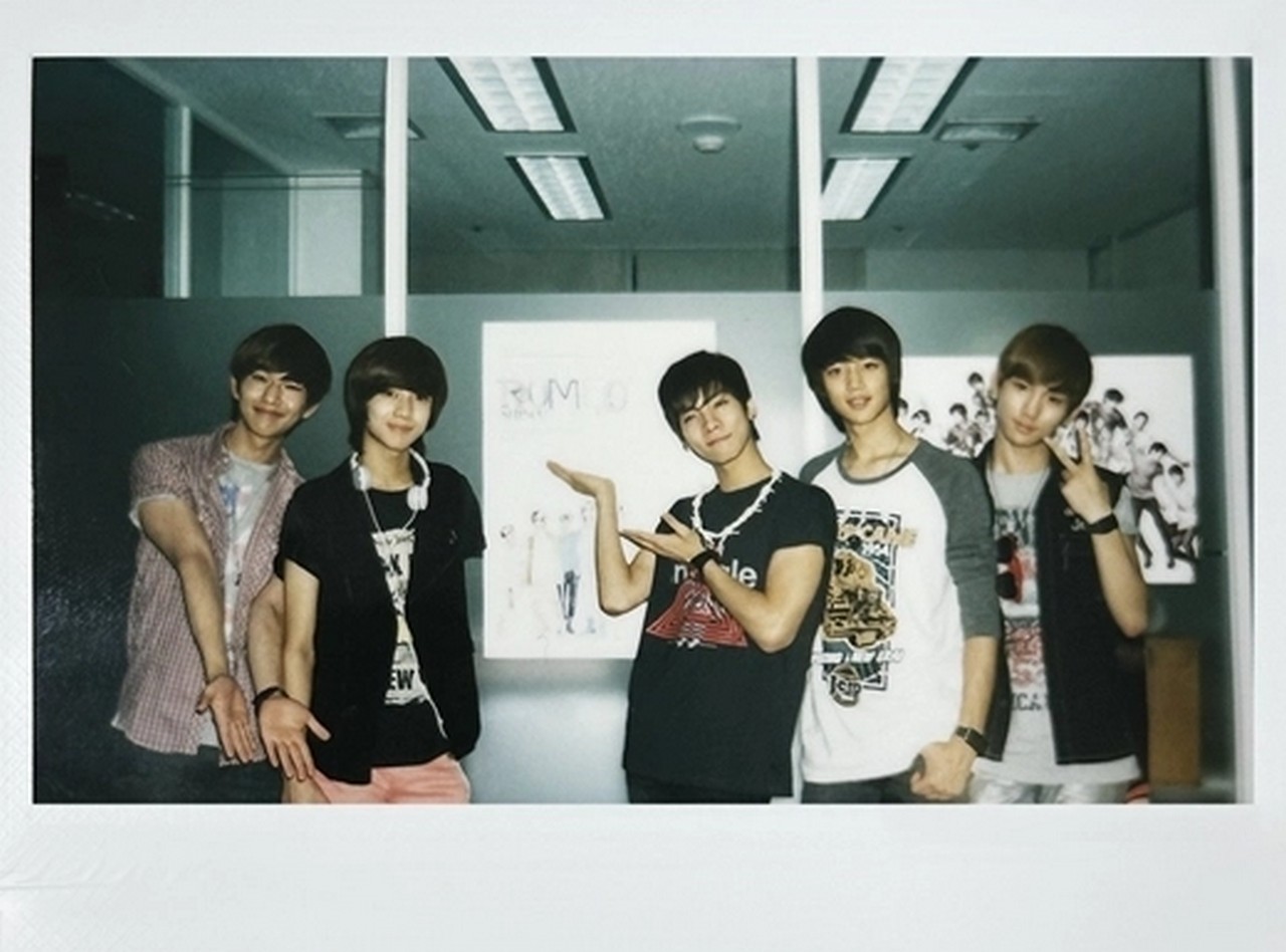 Fans Sukses Dibuat Nangis Lihat Foto Lawas SHINee Bareng Mendiang Jonghyun di Anniversary Ke-15