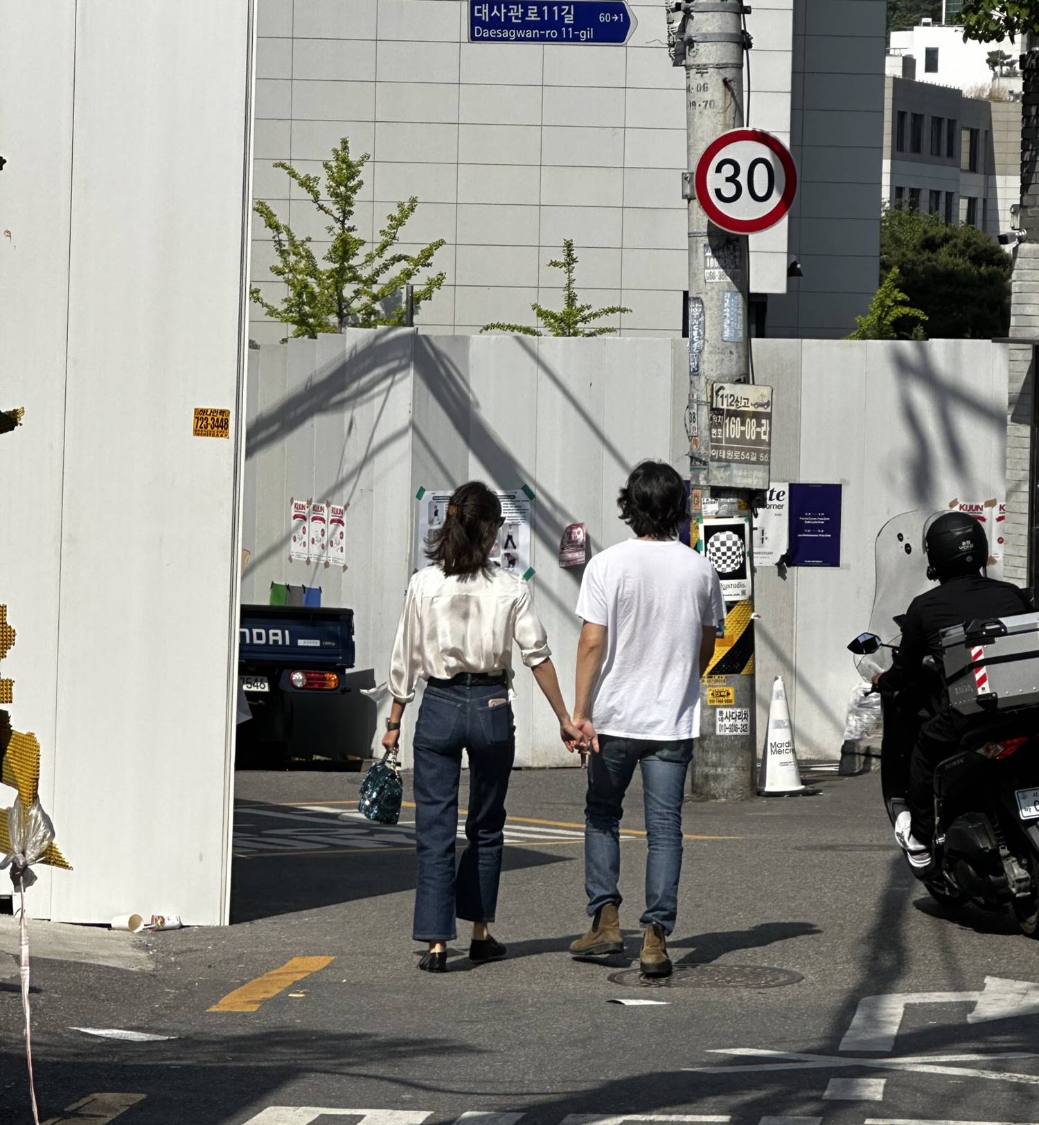 Gong Hyo Jin dan Kevin Oh gandengan tangan