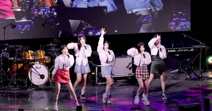 IVE Nyanyi Live di Universitas Sejong Tuai Respons Heboh