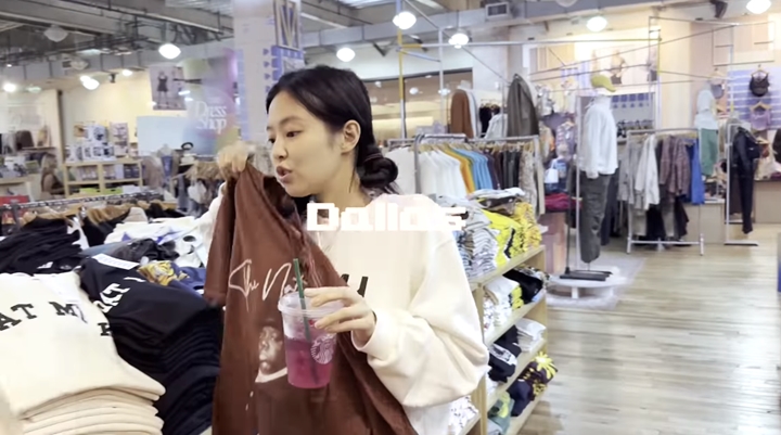 Jennie BLACKPINK Nge-Vlog Belanja di Tengah Isu Kencani V BTS