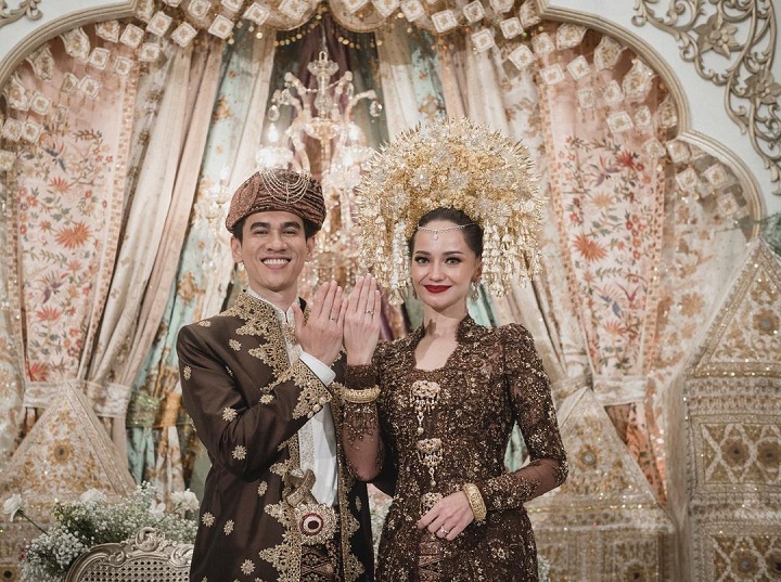 Bahagia Pamer Cincin