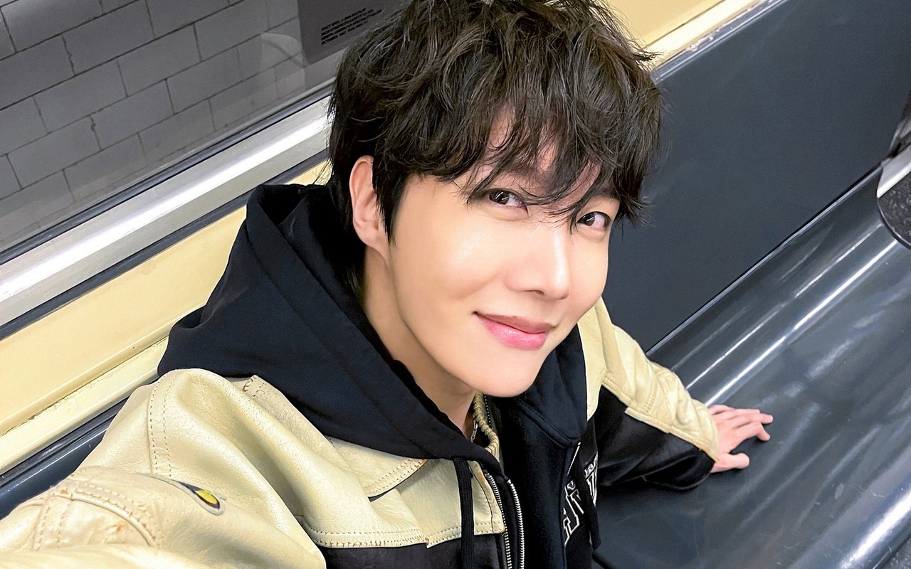 Wajah Ceria J-Hope Usai Berhasil Lari 20 KM dengan Angkat Beban Senjata Bikin Fans Ikut Senang
