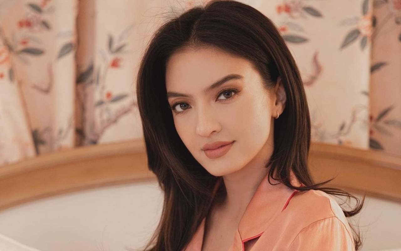 Raline Shah Tampil Glamour di Red Carpet Cannes, Detail Perhiasan Super Mewah
