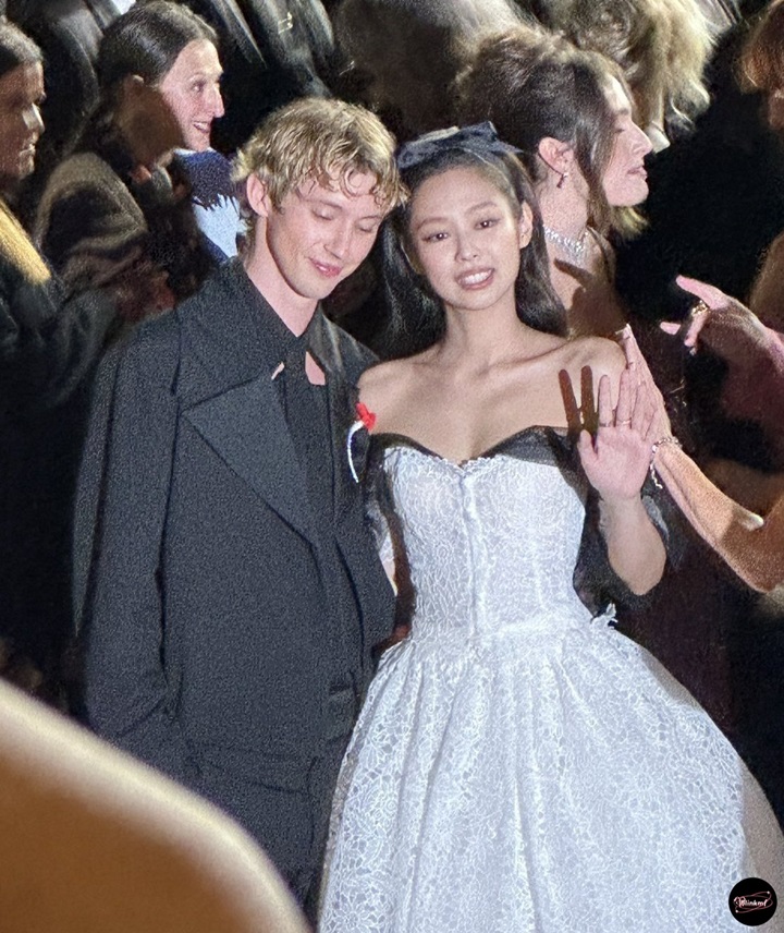 Style Ala Princess, Jennie Didampingi Troye Sivan di Cannes 2023