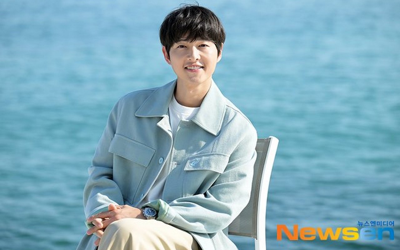 Song Joong Ki Pamer Euforia Hingga Tampil Bersinar di Pantai Barrier Festival Film Cannes ke-76