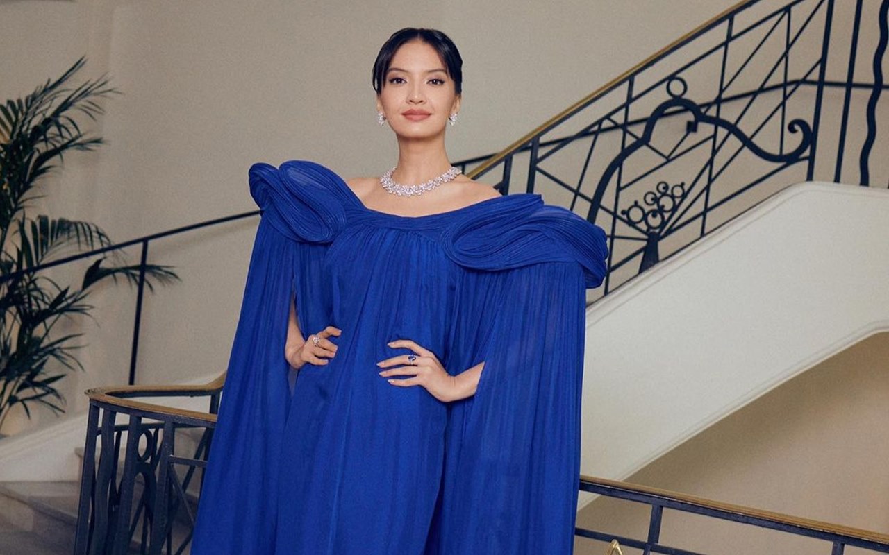 Masih di Festival Film Cannes, Raline Shah Tampil Elegan Mejeng Pinggir Pohon Pisang Curi Perhatian