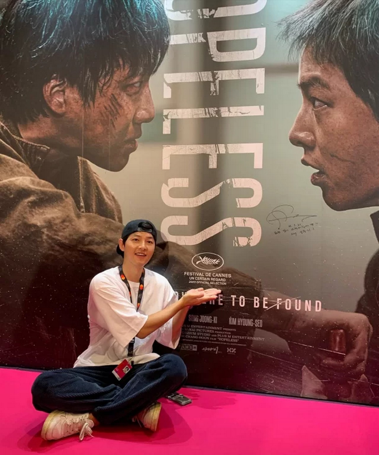 Song Joong Ki Pamer Euforia Hingga Tampil Bersinar di Pantai Barrier Festival Film Cannes ke-76
