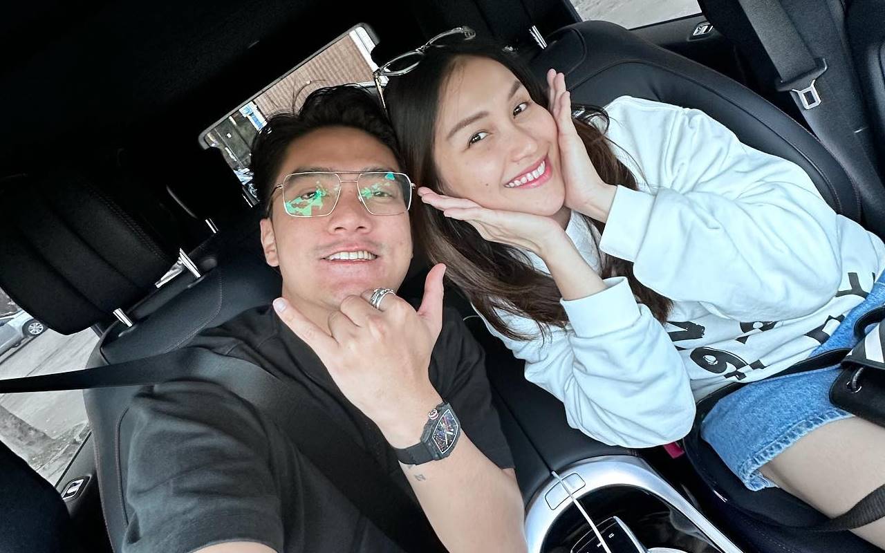 Lama Tak Disorot, Boy William Akhirnya Beri Update Soal Status dengan Ayu Ting Ting