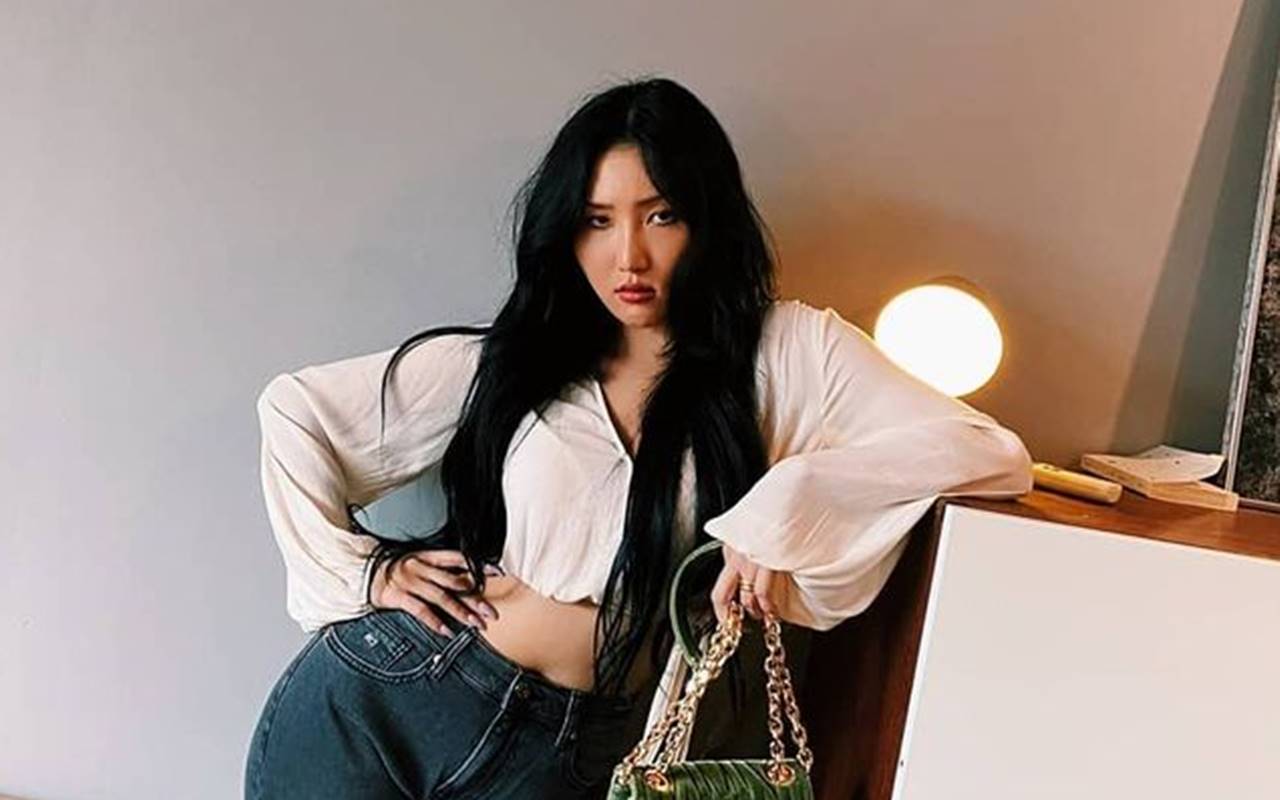 Hwasa Mamamoo Berani Pamer Bra Usai Gestur Sugestif di Panggung Jadi Kontroversi