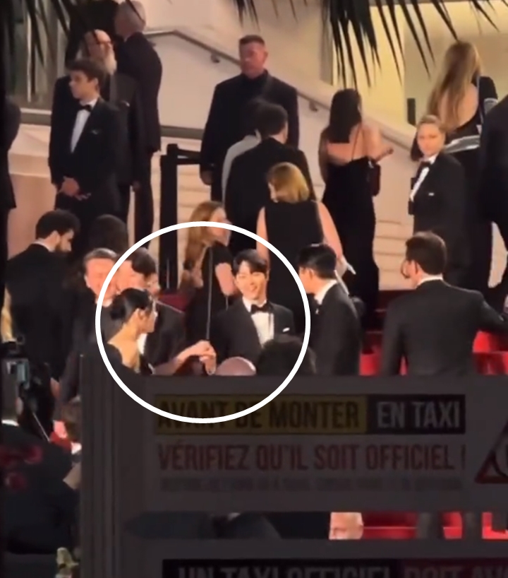 Song Joong Ki Beri Perhatian Manis BIBI di Red Carpet Cannes 2023