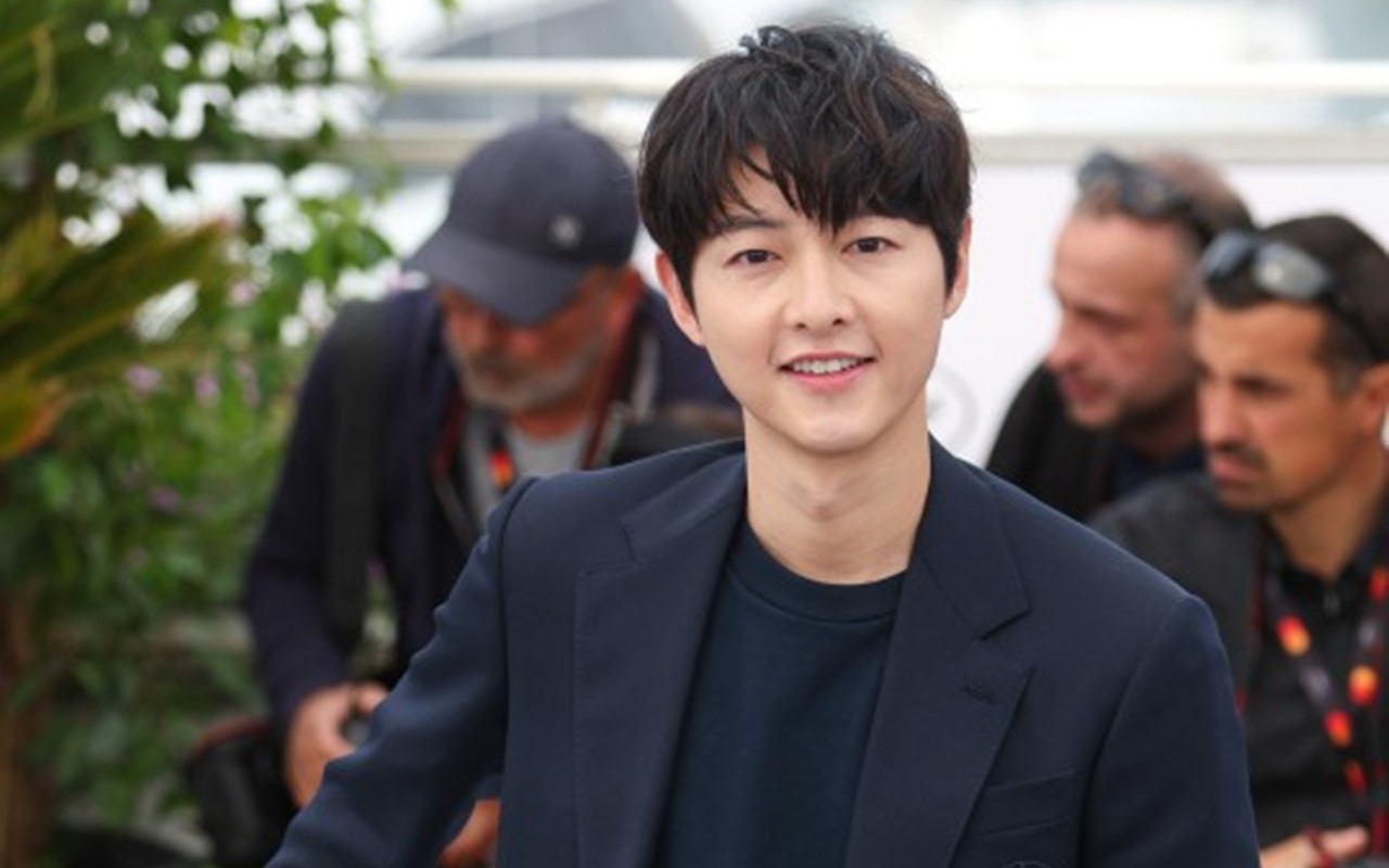 Song Joong Ki Tampil Segar di Photocall Cannes, Kilau Cincin Kawin Disorot Media Korea