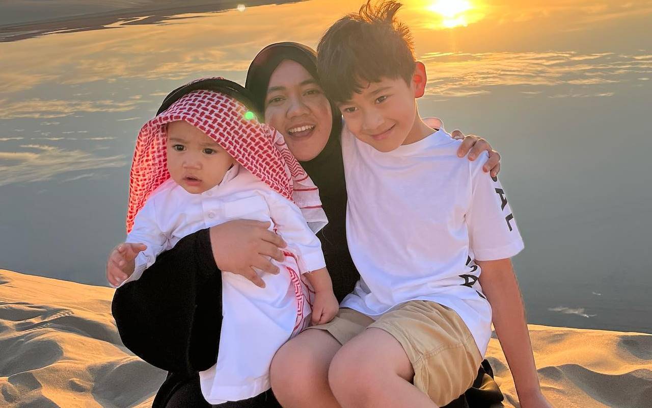 Pengasuh Rafathar Dikritik Usai Diduga Hendak Cium Bibir, Reaksi Rayyanza Sat Set Nolak