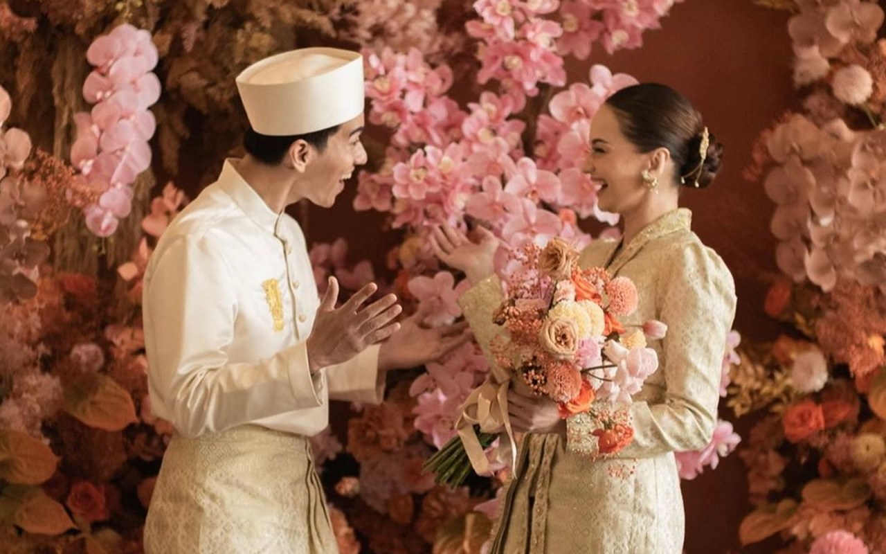 Enzy Storia Pajang Foto Hitam-Putih Kala Tampil Terbuka, Pose Uwu Bareng Suami Ikut Curi Perhatian