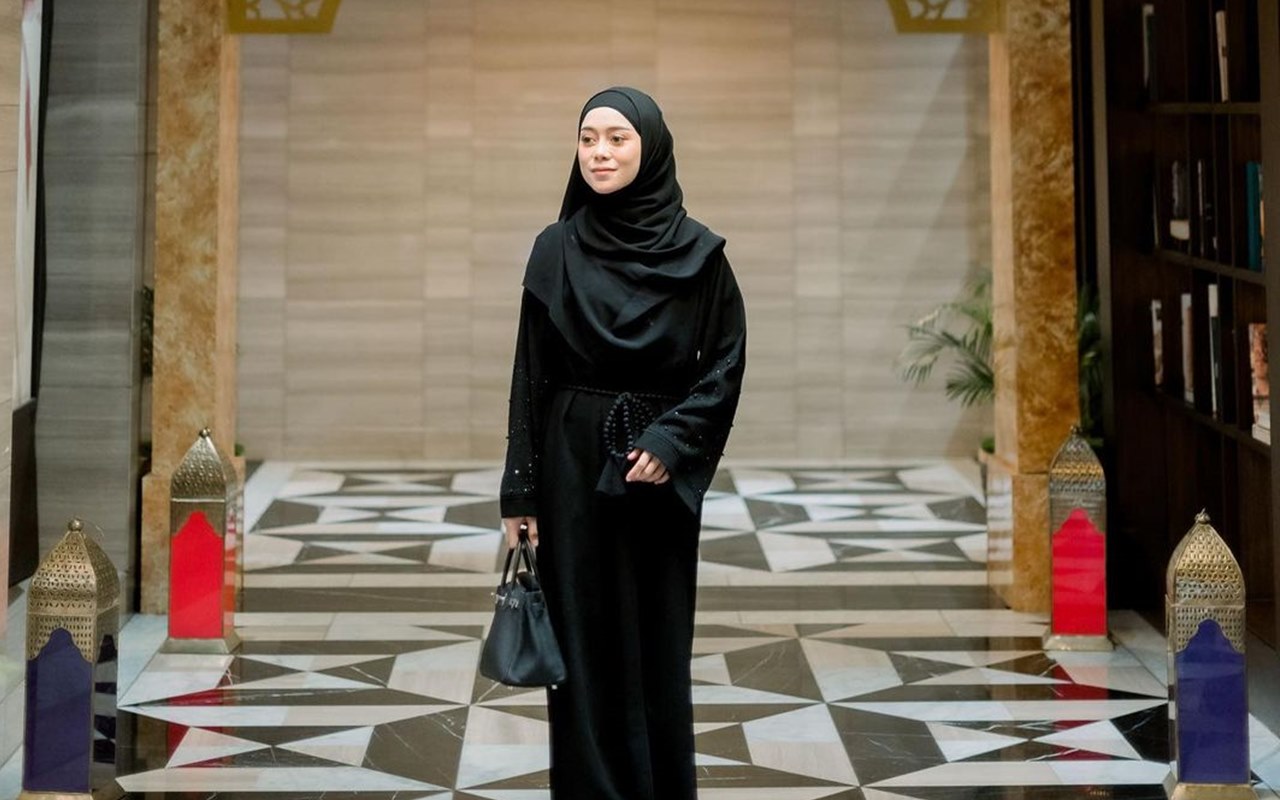 Sempat Dikritik, Wajah Lesti Kejora Cantik Kemerahan Pakai Hijab Kekinian Kini Tuai Pujian