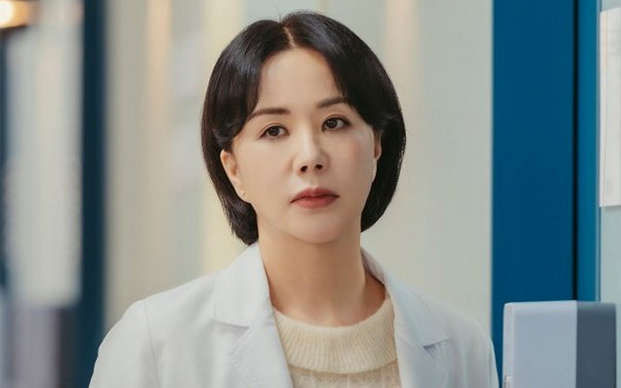 Adegan Uhm Jung Hwa Pergoki Sang Putra Ciuman Mesra di 'Doctor Cha' Bikin Rating Kembali Naik