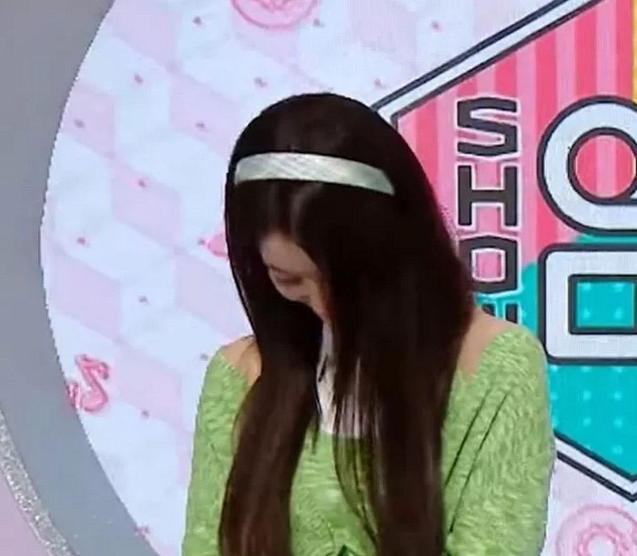 Ekspresi Lucu Sullyoon Tuai Sorotan Usai Tak Sengaja Lakukan Kesalahan Saat Bawakan \'Music Core\'