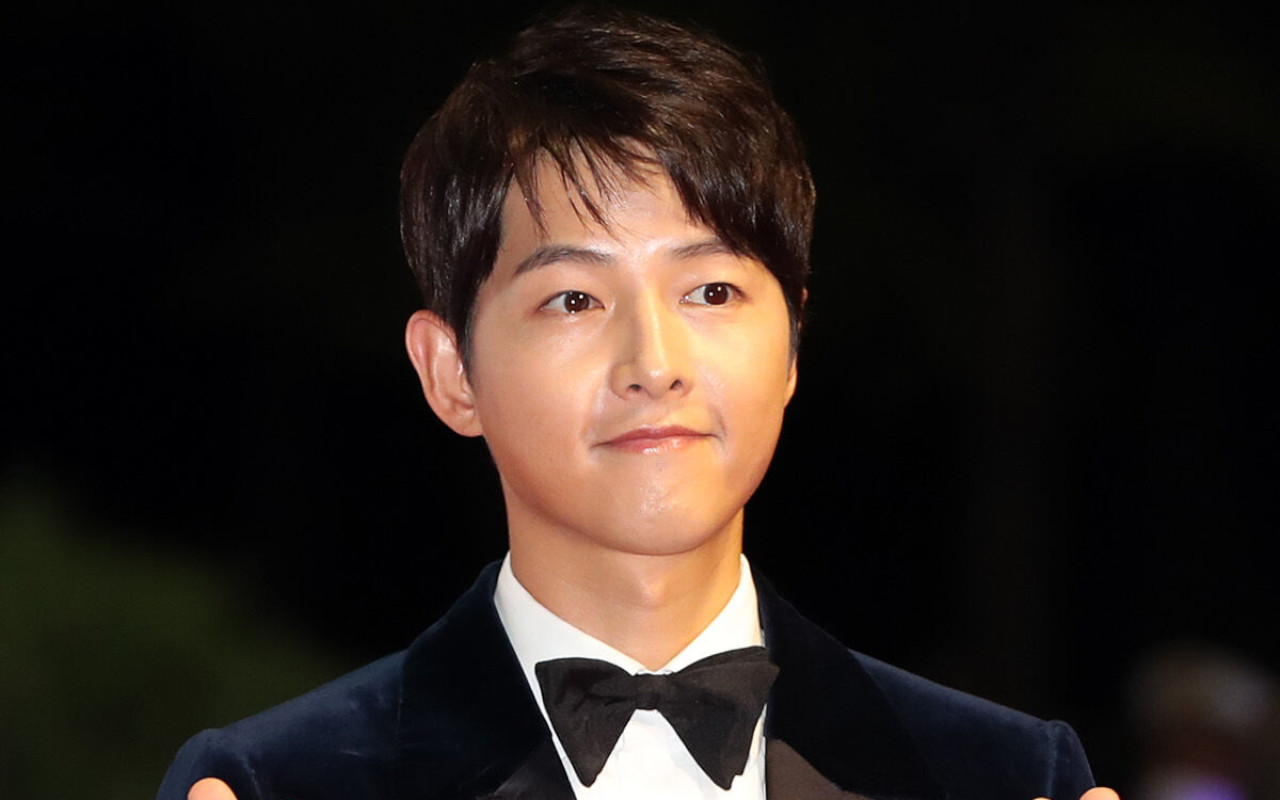Syuting Film di Bali, Ekspresi Song Joong Ki Saat Disapa Warga Curi Perhatian
