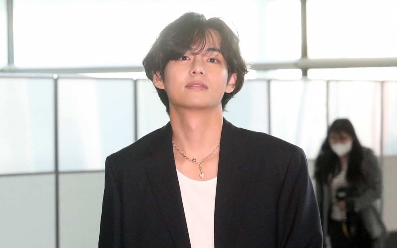 Rambut Blonde, Style Tertutup V BTS di Bandara Digodain Dispatch