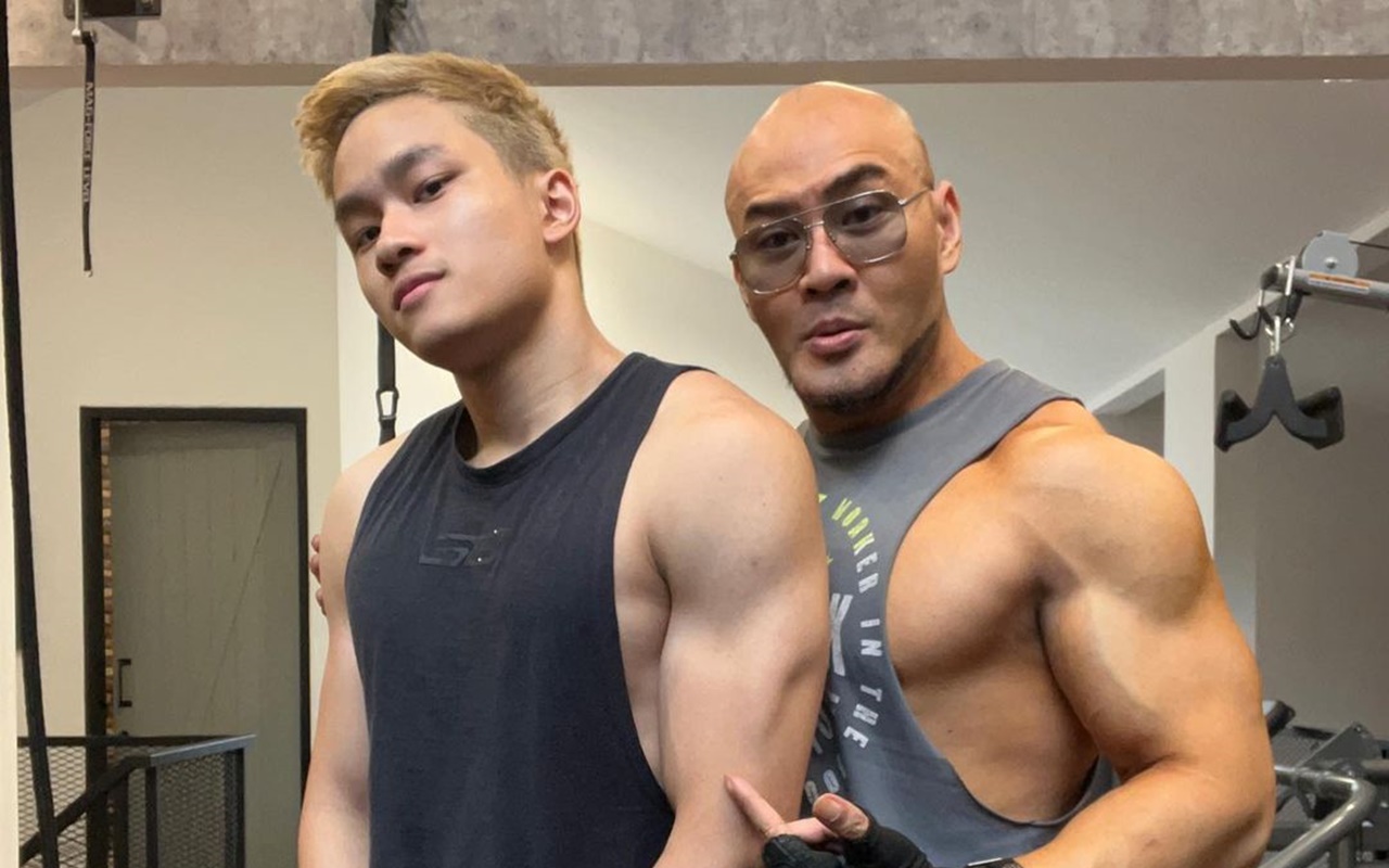 Azka Kesal Foto Sang Ayah Ada Di Mana-mana, Cara Deddy Corbuzier Ketawa Via Chat Bikin Salfok