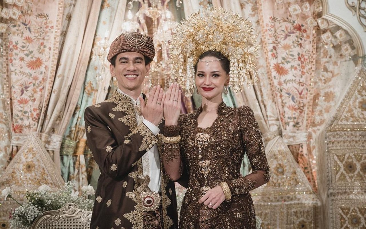 Enzy Storia-Molen Lakukan Treatment Adat Bali Di Tengah Bulan Madu, Wajah Tegang Ikut Dilirik