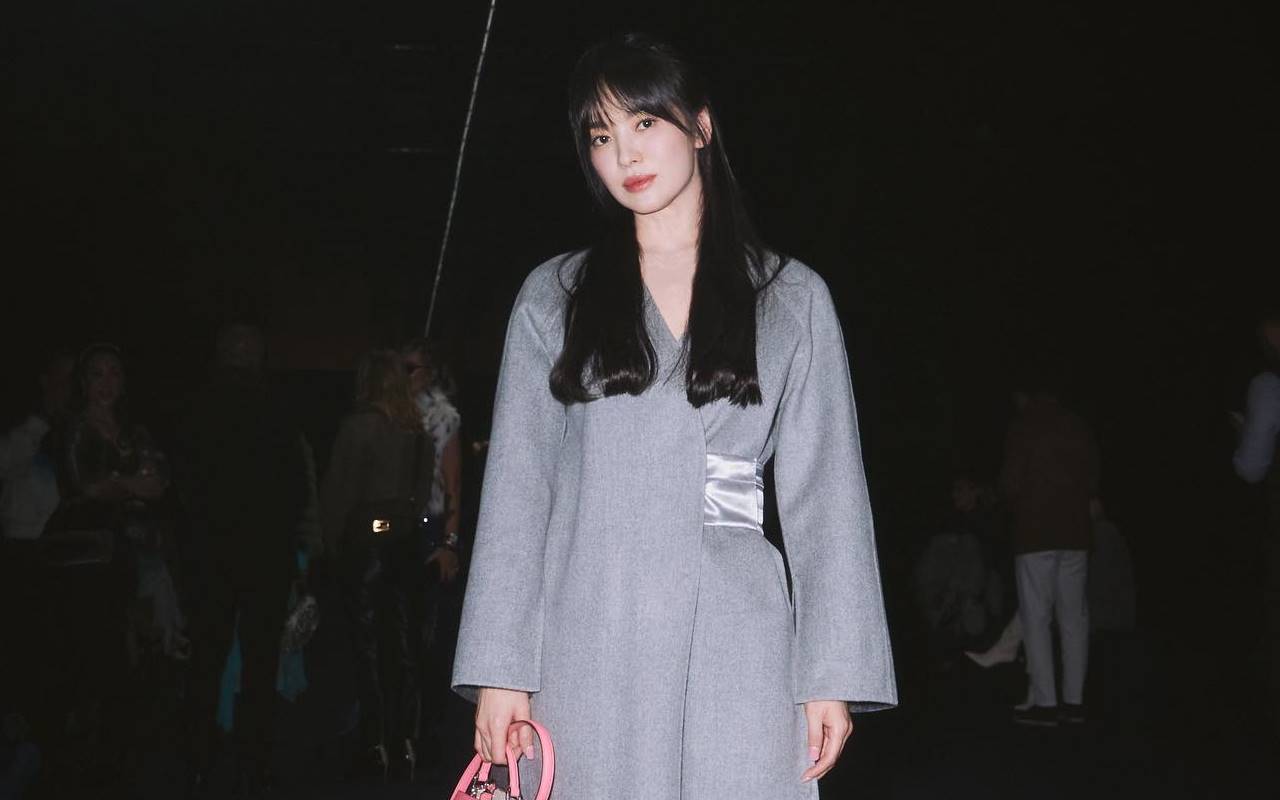 Gaya Song Hye Kyo Umbar Kaki Jenjang di Bandara Disorot Dispatch