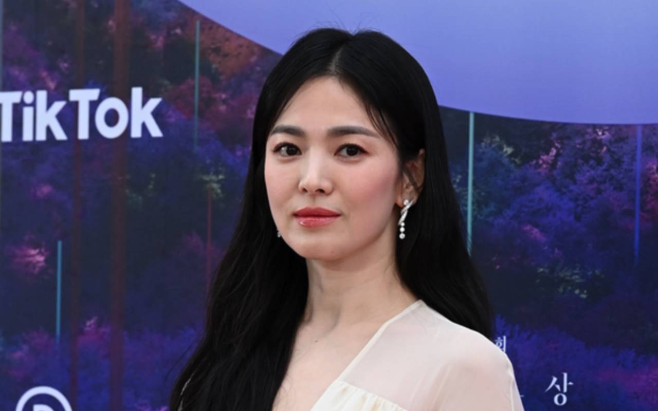 Digandeng Song Hye Kyo, Gestur Tangan Fotografer Populer Curi Fokus