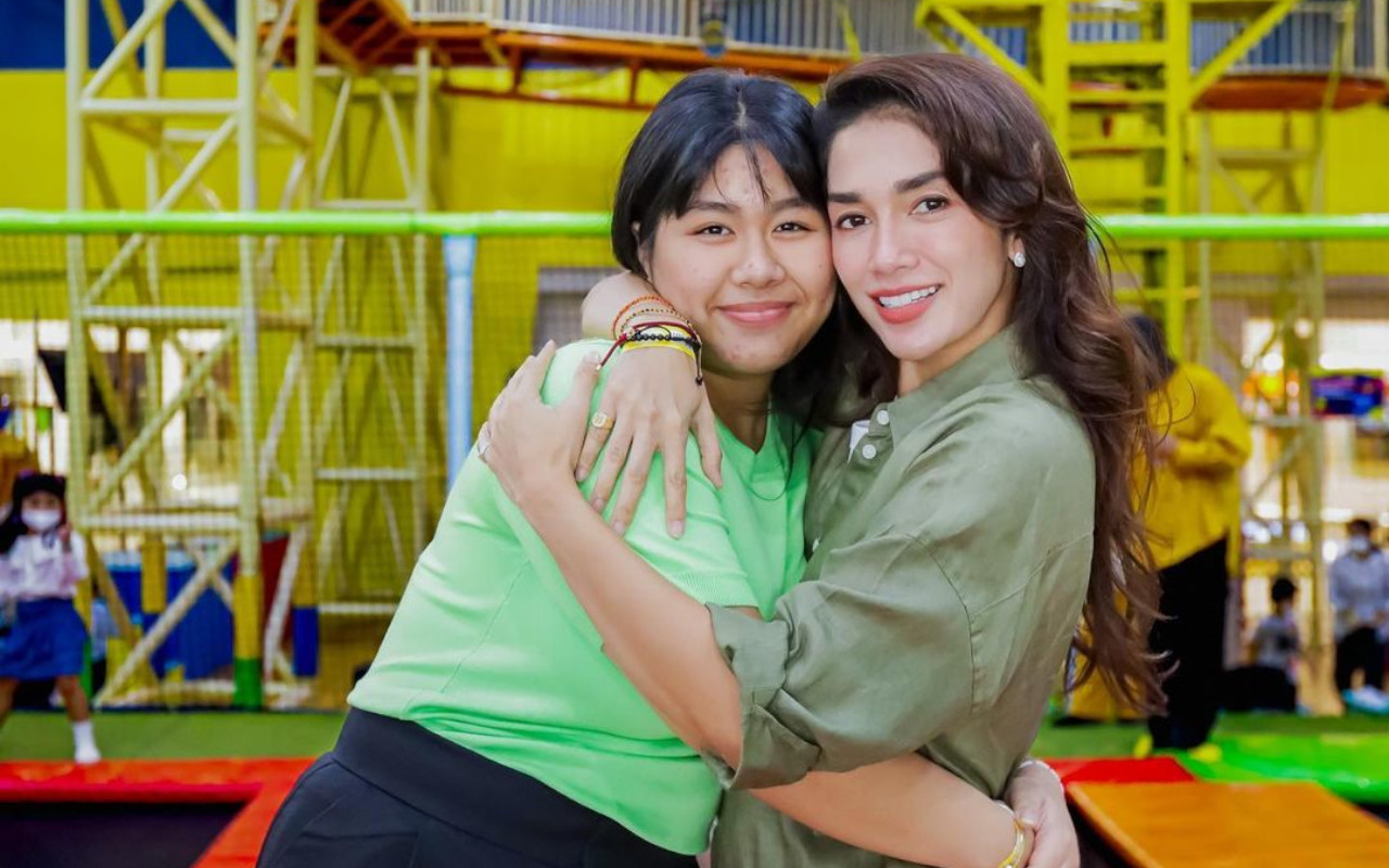 Putri Sulung Ussy Sulistiawaty Tampil Bak Princess Kala Prom Night Auto Bikin Pangling