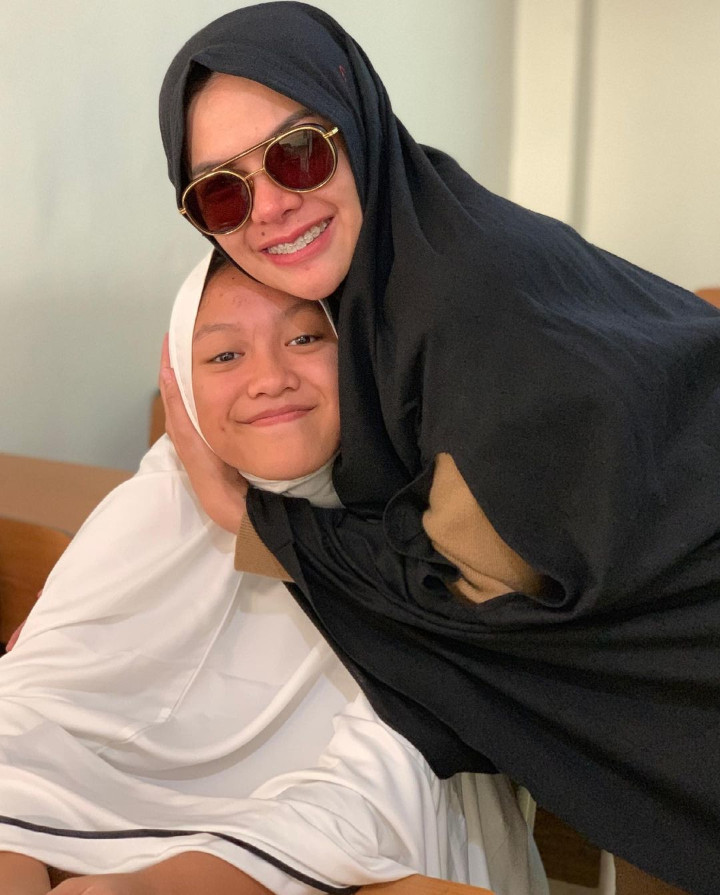 Sama-sama Cantik Saat Berhijab
