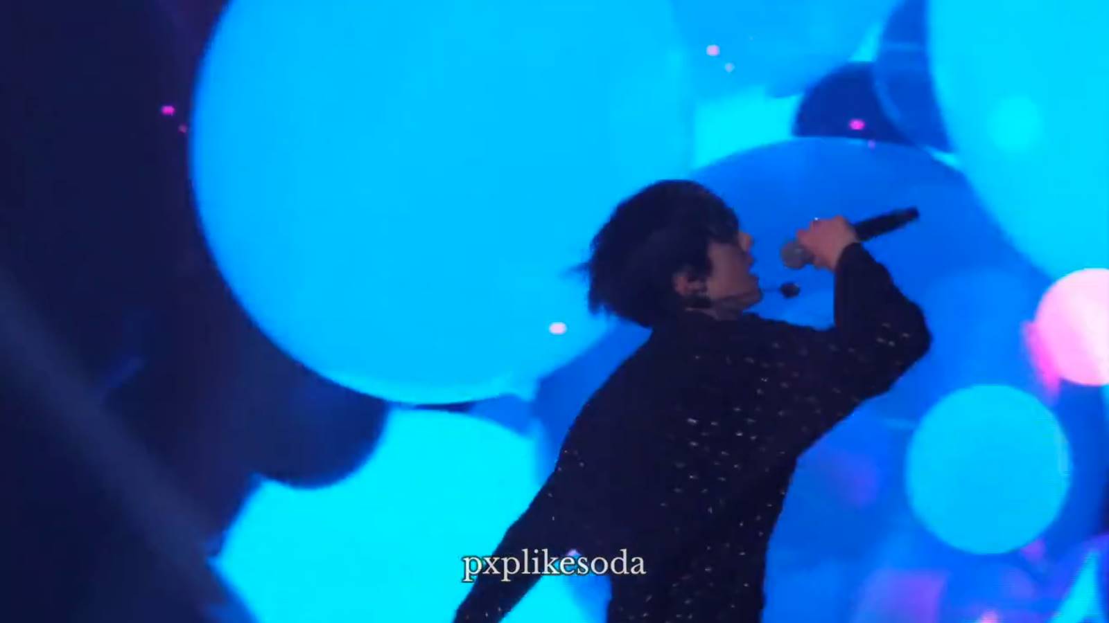 Jisung tampil energik meski menggunakan handmic