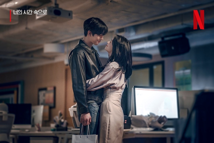 Potret Ahn Hyo Seop Dipeluk Jeon Yeo Bin di \'A Time Called You\' Jadi Sorotan