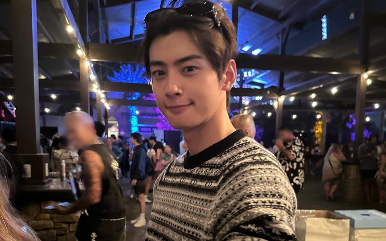 Kontras Vibes Cha Eunwoo ASTRO Sebelum & Sesudah Dinner di Paris Disorot