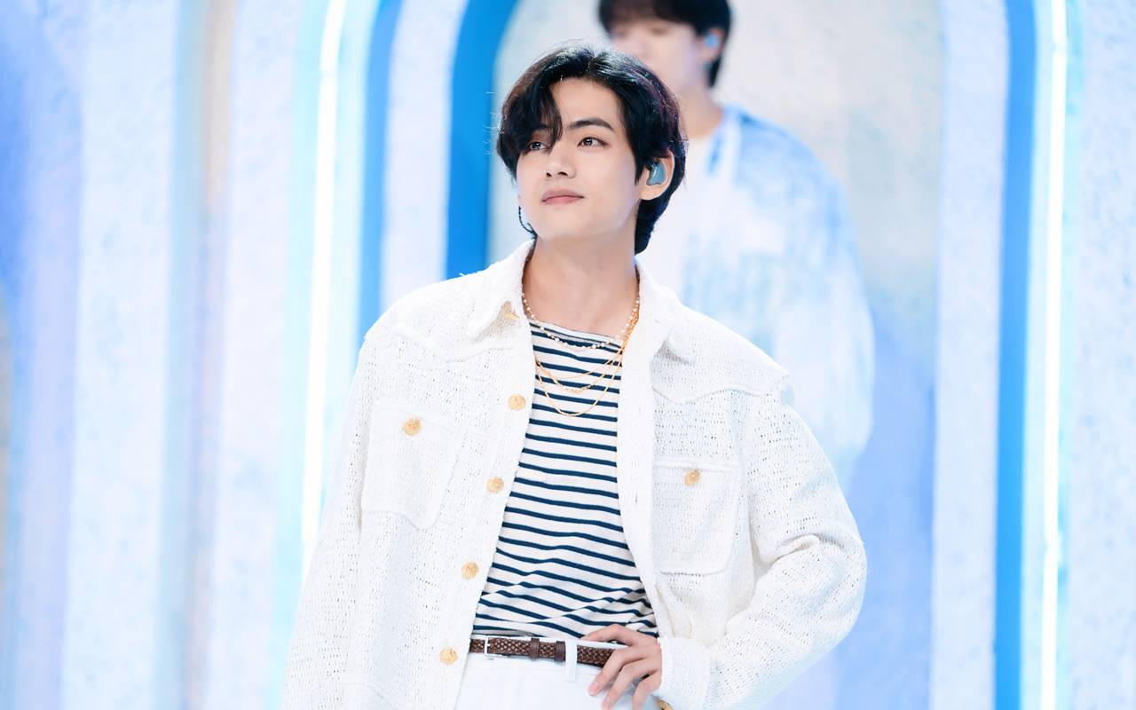 V BTS Rambut Baru Lagi Pulang Korea dari Spanyol