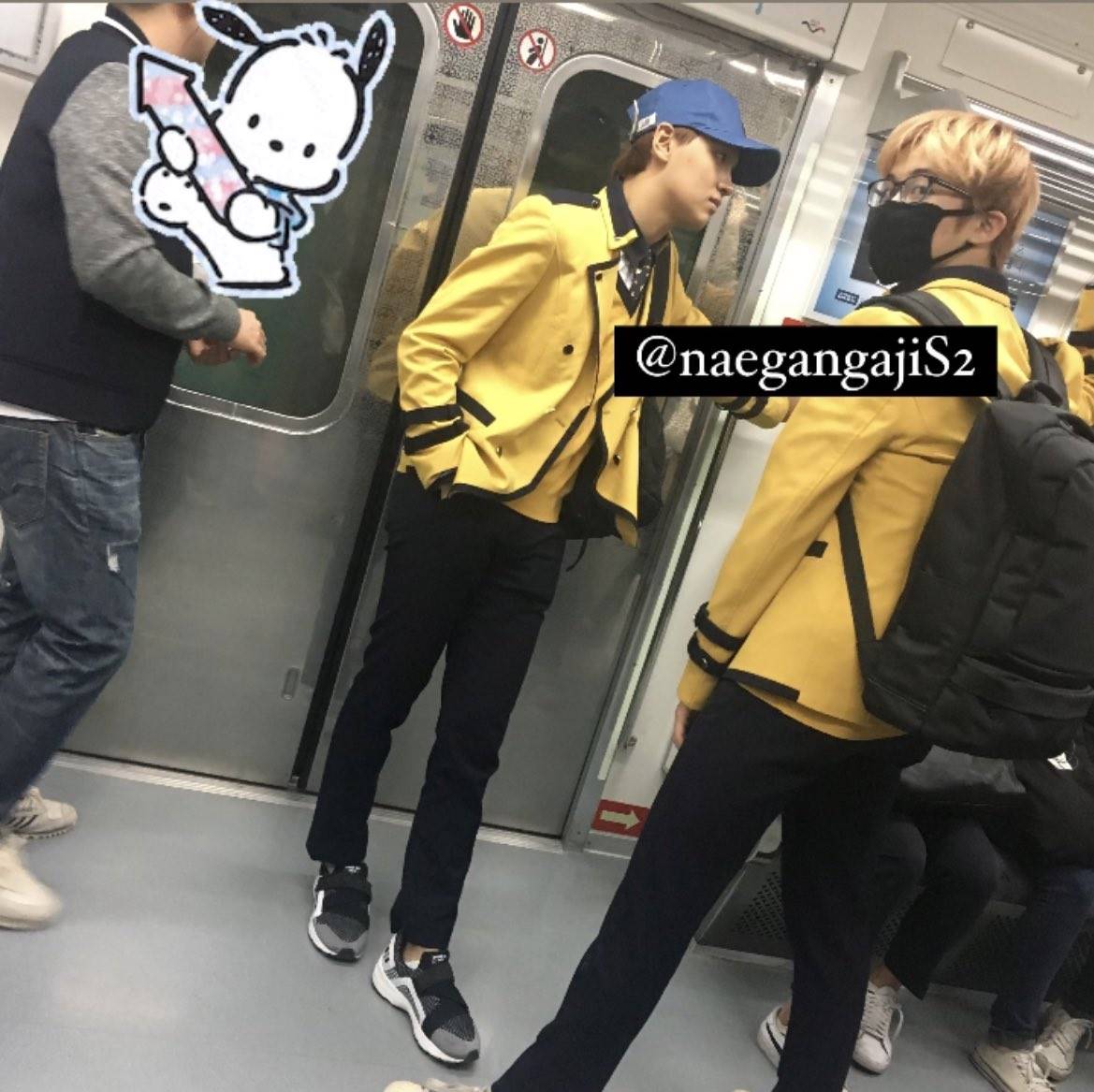 Haechan dan Mark Lee NCT naik kereta bawah tanah ketika masa sekolah