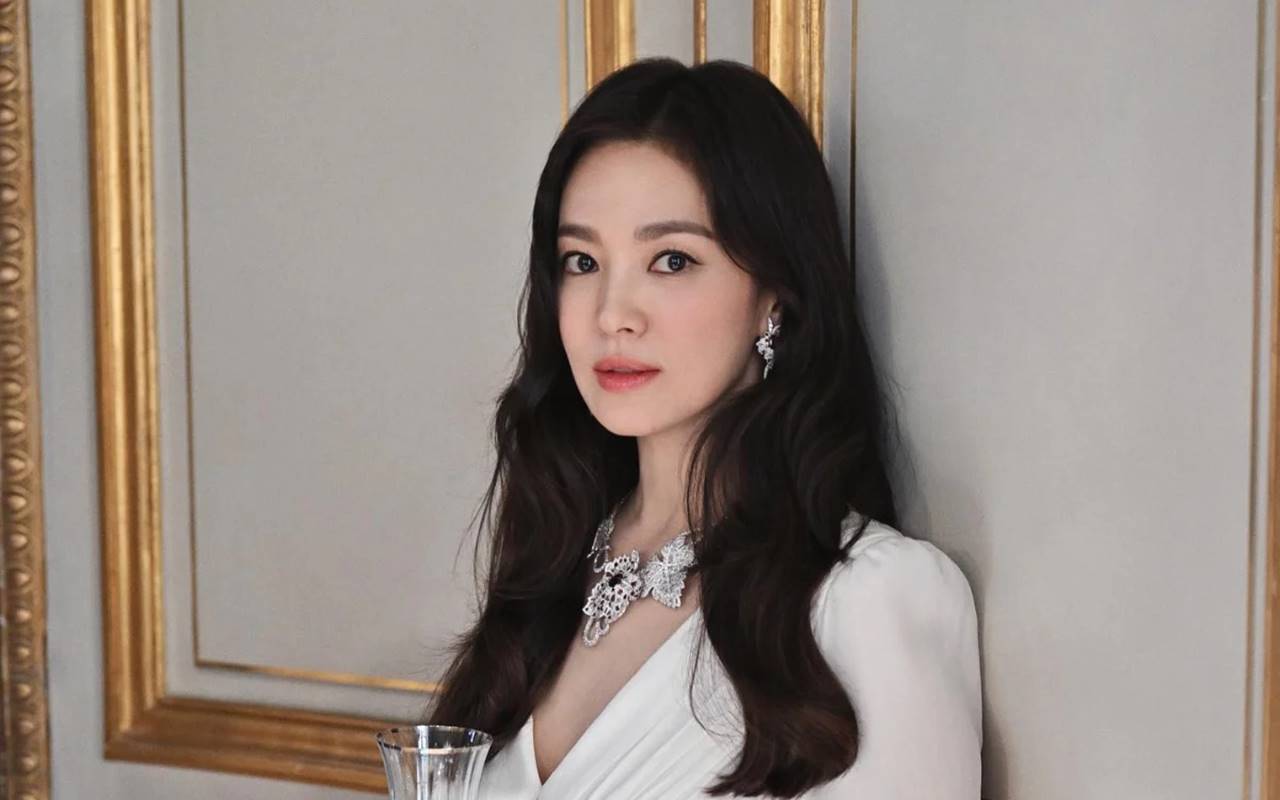 Song Hye Kyo Tunjukkan Sikap Hargai Penggemar di Bandara