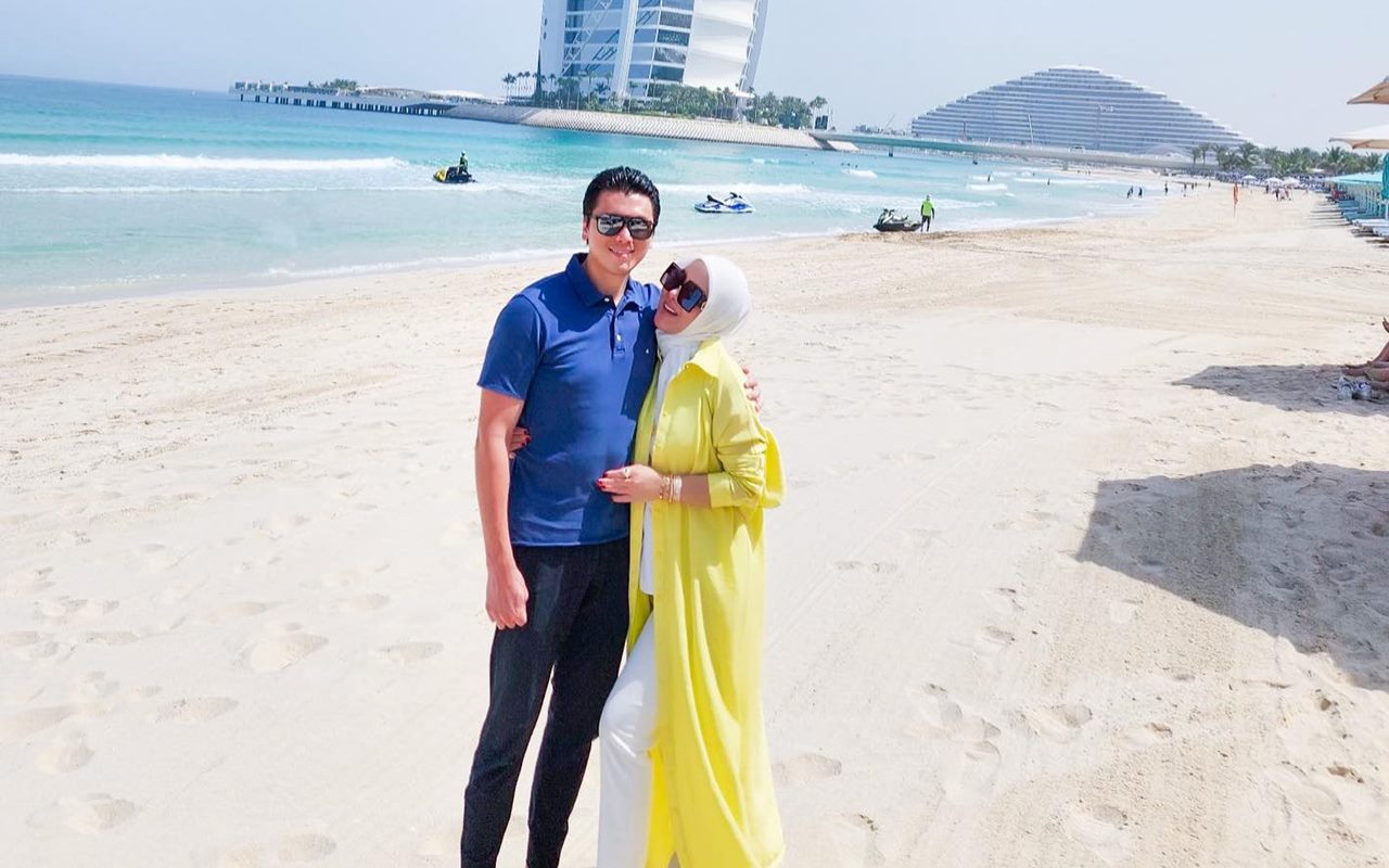 Ngonten Epik di Gurun Pasir, Aksi Reino Barack Gendong Syahrini Jadi Gunjingan