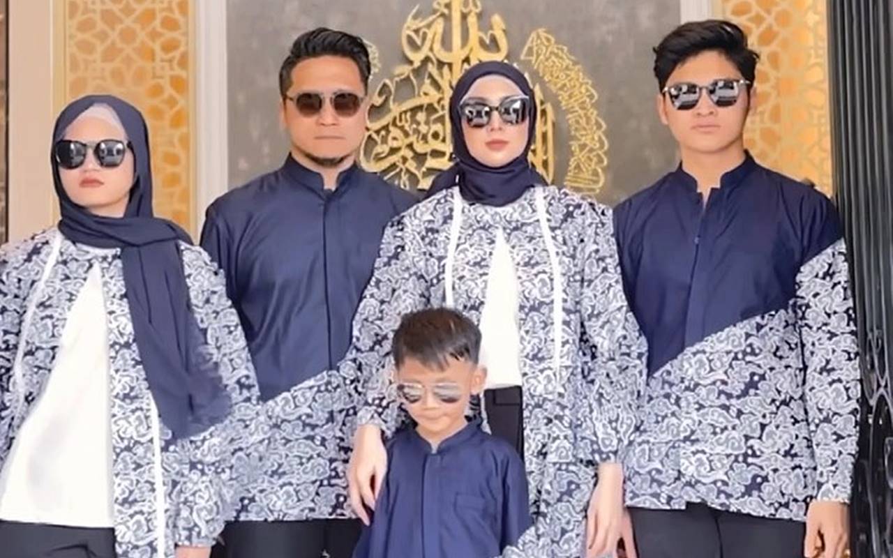 Berangkat Haji Bareng Arie Untung, Tangis Fenita Arie Pecah Saat Peluk Anak di Bandara