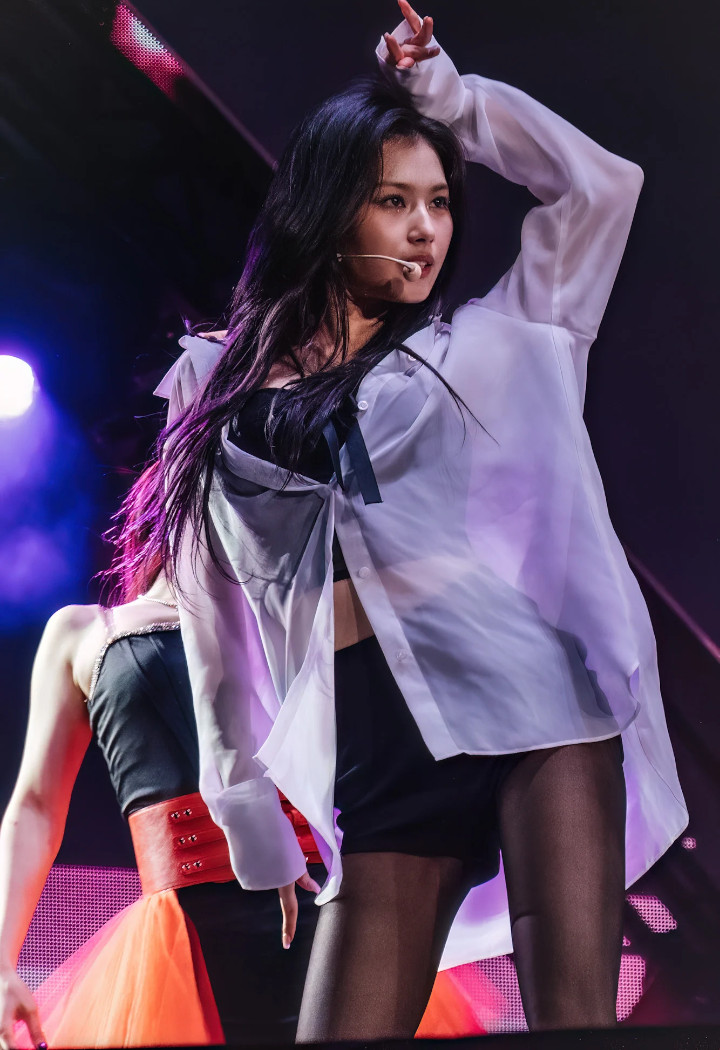 Sana TWICE Suguhkan Panggung Super Seksi di Konser LA Auto Disambut Heboh