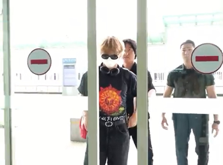 V BTS Hampir Kegencet Pintu Bandara Incheon