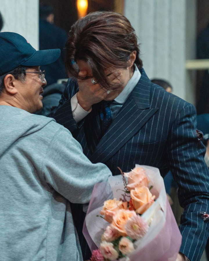 Lee Dong Wook Nangis di Lokasi Syuting \'Tale of The Nine Tailed 1939\' Sampai Dipegangi