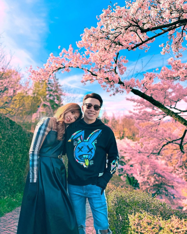 Berpelukan Manis di Bawah Pohon Sakura