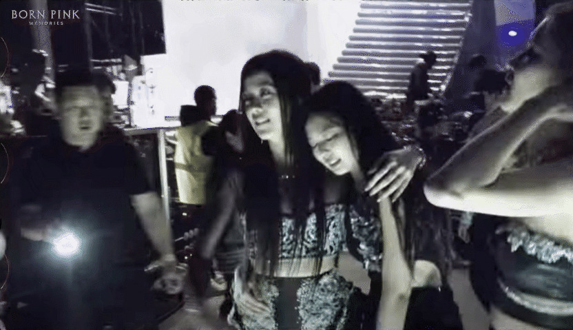 Jennie BLACKPINK Jatuh ke Pelukan Jisoo Usai Tampil di Coachella 2023